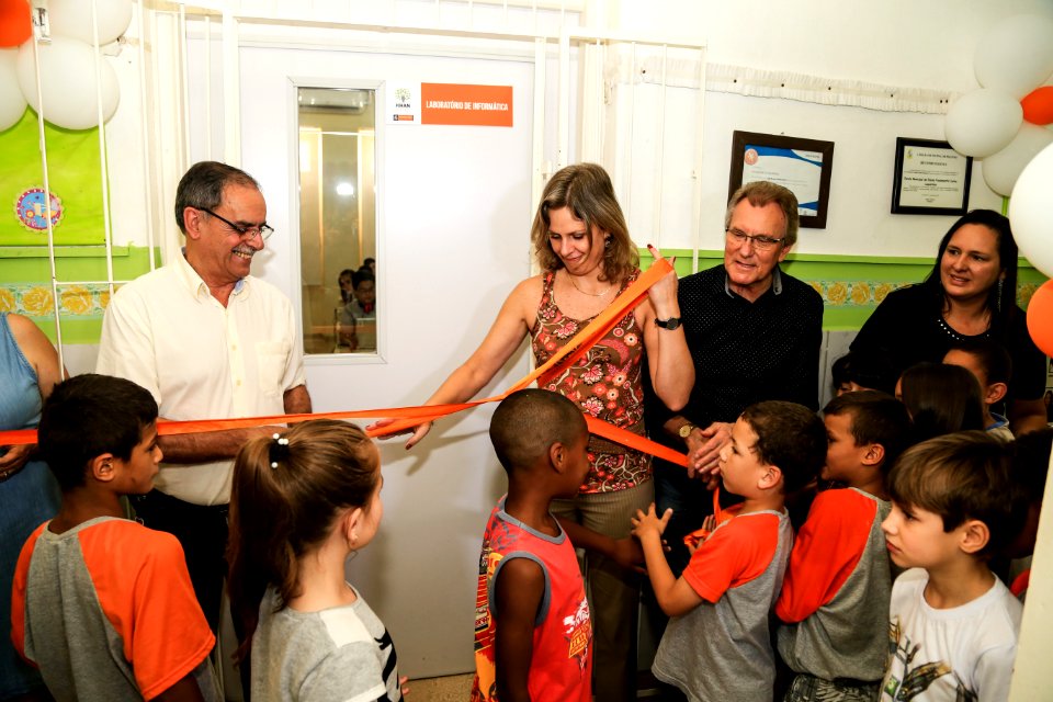 15.12.2017 - Prefeita Paula Mascarenhas e o vice Idemar Barz durante entrega do laboratório de Khan Academy da Escola Municipal Ensino Fundamental Carlos Laquintinie