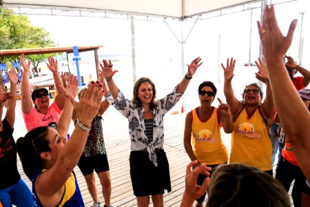29.12.2017 - Prefeita Paula Mascarenhas durante visita e entrega da reforma do trapiche da praia do Laranjal