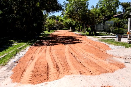 22.11.2017 - Colocação de saibro na rua Novo Hamburgo no bairro Laranjal