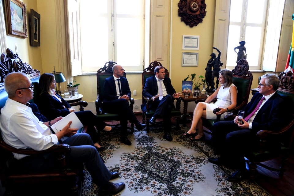 15.02.2018 -  Prefeita Paula Mascarenhas durante reunião com o novo gerente da agência Pelotas do Banco do Brasil, Evandro Beal - Foto: Gustavo Vara