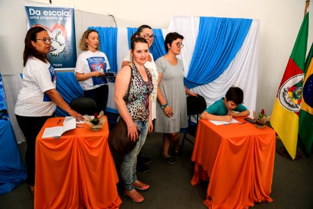 15.12.2017 - Prefeita Paula Mascarenhas e o vice Idemar Barz durante lançamento do livro "Da escola: uma proposta de paz"