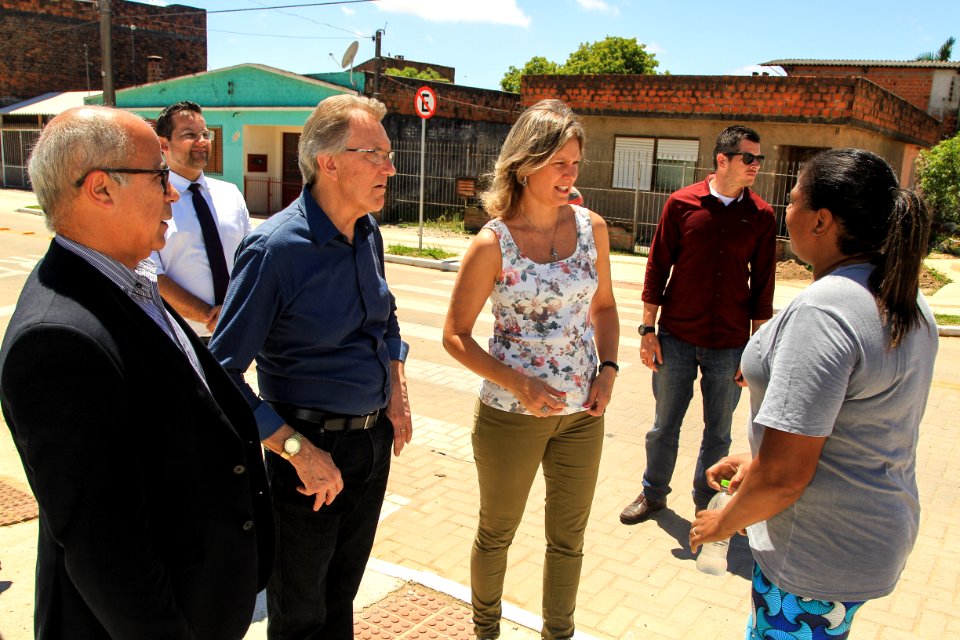 07.12.2017 - Prefeita Paula Mascarenhas e o vice Idemar Barz durante entrega das Ruas 04 e 29 do Bairro Dunas