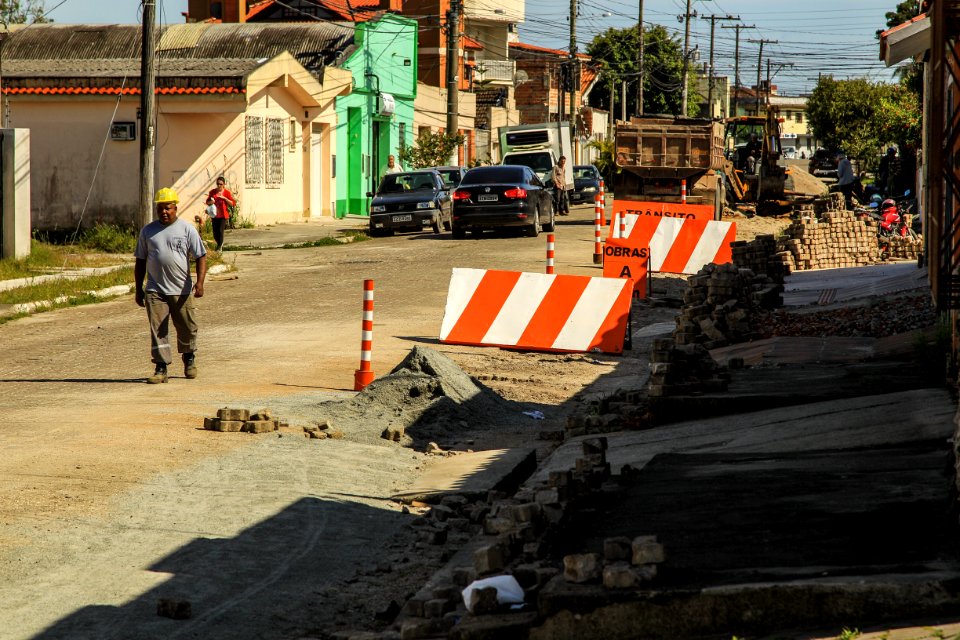 24.10.2017 - Prefeita Paula Mascarenhas em visita às obras do Sanep, ruas: Barros Cassal, Joaquim Vieira da Cunha, Arnaldo Mesquita de Menezes, Henrique Lorea