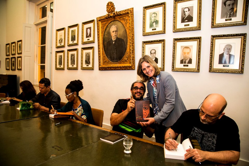 13.11.2017 - Prefeita Paula Mascarenhas prestigia o lançamento dos livros da Fundação Palmares na Bibliotheca Pública Pelotense