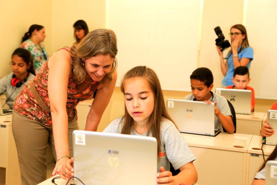 15.12.2017 - Prefeita Paula Mascarenhas e o vice Idemar Barz durante entrega do laboratório de Khan Academy da Escola Municipal Ensino Fundamental Carlos Laquintinie