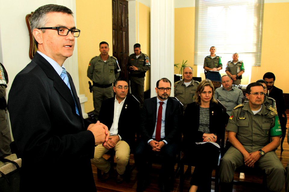 16.05.2018 - Prefeita Paula Mascarenhas, o Sub Comandante da Brigada Militar do RS e o chefe da Polícia Civil estadual durante o anúncio de reforço na segurança e policiamento - Foto: Gustavo Vara