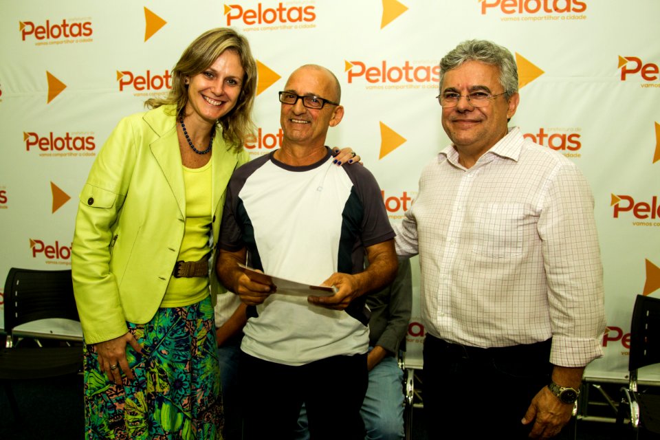24.04.2018 - Prefeita Paula Mascarenhas e o vice Idemar Barz durante entrega da regularização fundiária do Loteamento Rui Bigliardi - Foto: Gustavo Vara