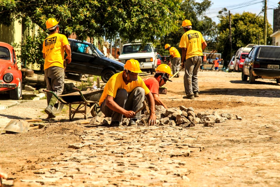 24.10.2017 - Prefeita Paula Mascarenhas em visita às obras do Sanep, ruas: Barros Cassal, Joaquim Vieira da Cunha, Arnaldo Mesquita de Menezes, Henrique Lorea