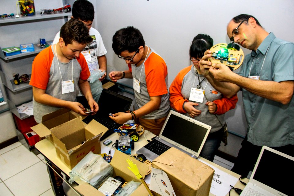 24.11.2017 - Estudantes da Rede Municipal recebem kits de robótica