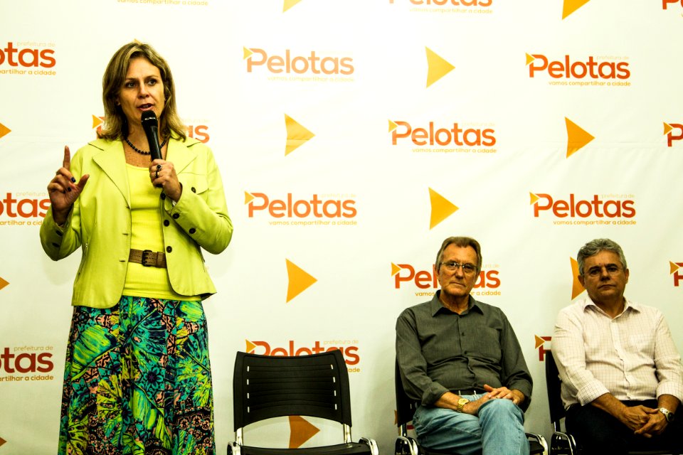 24.04.2018 - Prefeita Paula Mascarenhas e o vice Idemar Barz durante entrega da regularização fundiária do Loteamento Rui Bigliardi - Foto: Gustavo Vara