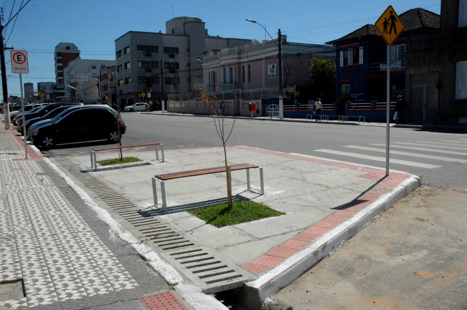 28.11.2017 - Novos bancos na rua General Osório - mobiliário urbano e paisagismo