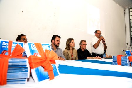 15.12.2017 - Prefeita Paula Mascarenhas e o vice Idemar Barz durante lançamento do livro "Da escola: uma proposta de paz"