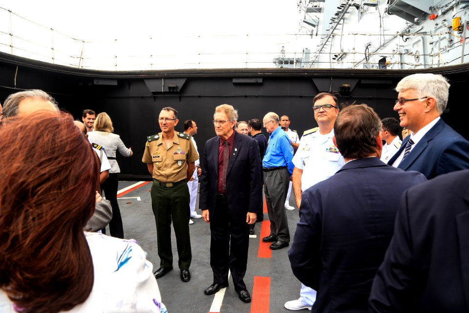 24.01.2019 - Prefeito em exercício Idemar Barz participa de visita guiada ao navio Porta Helicópteros multipropósito Atlântico, com o comandante do 5º Distrito Naval, vice-almirante José Renato de Oliveira - Foto: Gustavo Vara
