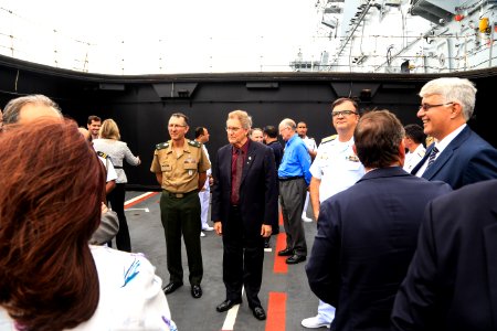 24.01.2019 - Prefeito em exercício Idemar Barz participa de visita guiada ao navio Porta Helicópteros multipropósito Atlântico, com o comandante do 5º Distrito Naval, vice-almirante José Renato de Oliveira - Foto: Gustavo Vara