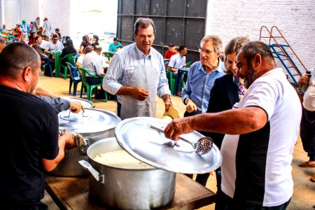 30.10.2017 - Prefeita Paula Mascarenhas e vice Idemar Barz no almoço para os servidores da SSUI em comemoração ao Dia do Servidor Público