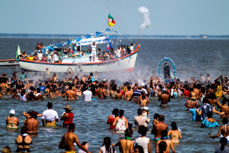 02.02.2018 - Encontro de Iemanjá e Nossa Senhora dos Navegantes nas águas da Lagoa dos Patos emociona os fiéis que comparecem em grande número no Balneário dos Prazeres - Foto: Gustavo Vara