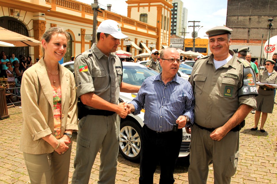 28.12.2017 - Prefeita Paula Mascarenhas durante entrega de 5 Corollas para o 4º BPM