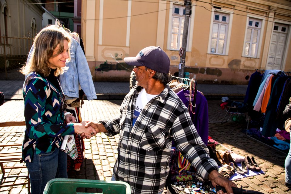 26.05.2018 - Prefeita Paula Mascarenhas cumprimenta expositores do Mercado das Pulgas pelo aniversário de quatro anos da feira - Foto: Gustavo Vara