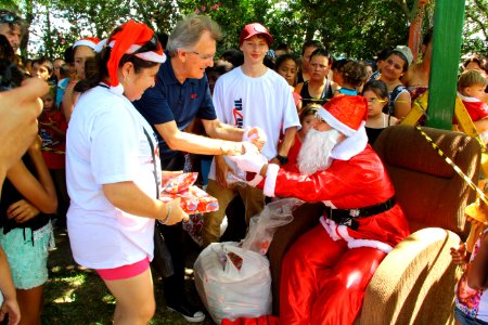 16.12.2017 - Vice-prefeito Idemar Barz na chegada do Papai Noel da Rádio Imigrantes