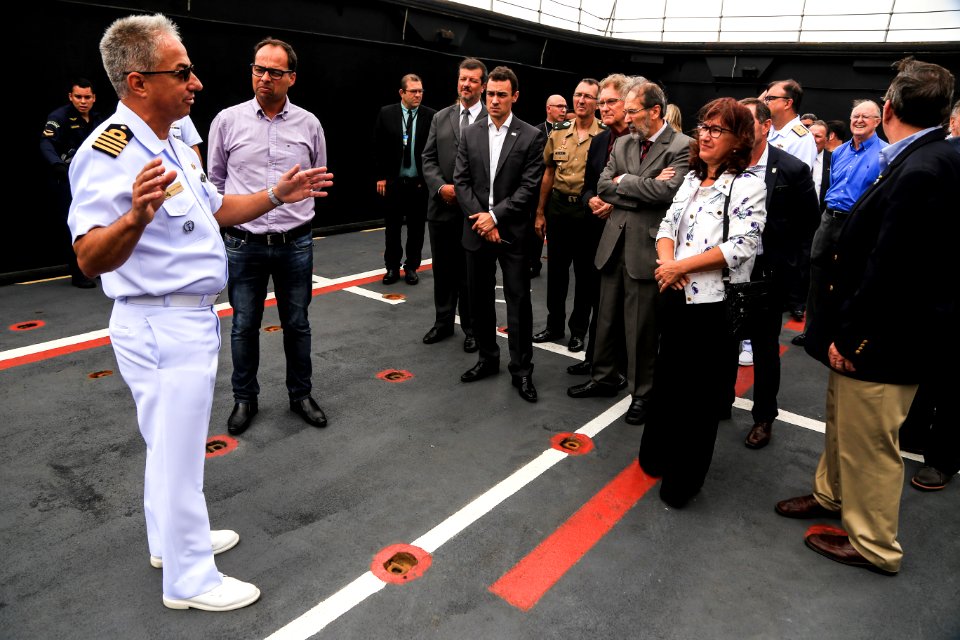24.01.2019 - Prefeito em exercício Idemar Barz participa de visita guiada ao navio Porta Helicópteros multipropósito Atlântico, com o comandante do 5º Distrito Naval, vice-almirante José Renato de Oliveira - Foto: Gustavo Vara