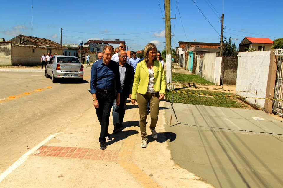 07.12.2017 - Prefeita Paula Mascarenhas e o vice Idemar Barz durante entrega das Ruas 04 e 29 do Bairro Dunas