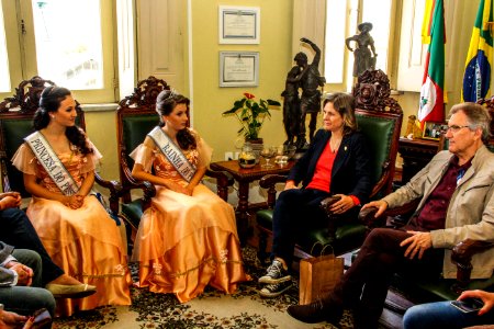 07.11.2017 - Prefeita Paula Mascarenhas e vice Idemar Barz recebem visita da Corte do Pêssego 2017