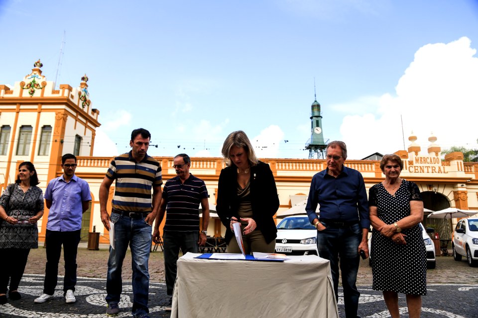 04.04.2018 - Prefeita Paula Mascarenhas e o vice Idemar Barz durante entrega de veículos para a frota da Secretaria de Educação e Desporto e assinatura do contrato de execução para a obra de ampliação e reforma da Escola Frederico Ozanan e Emei Henrique P