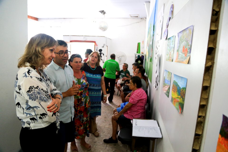 29.12.2017 - Prefeita Paula Mascarenhas durante visita à exposição comemorativa aos 25 anos do Caps Castelo