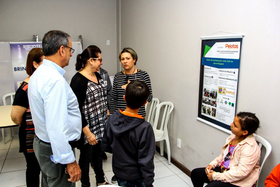 24.11.2017 - Estudantes da Rede Municipal recebem kits de robótica
