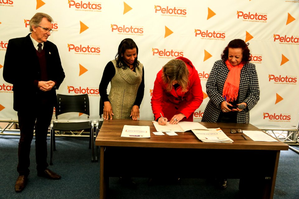 06.07.2018 - Prefeita Paula Mascarenhas e o vice Idemar Barz durante assinatura de leis “Instituição/ Cidadã(o) Emérita (o) - Foto: Gustavo Vara