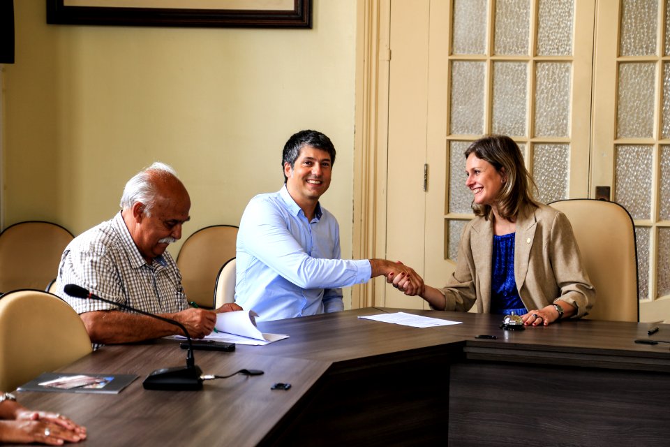 14.12.2017 - Prefeita Paula Mascarenhas durante assinatura do contrato de aluguel do novo prédio do centro de Autismo