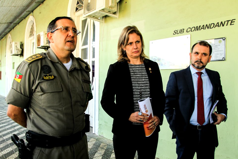 16.05.2018 - Prefeita Paula Mascarenhas, o Sub Comandante da Brigada Militar do RS e o chefe da Polícia Civil estadual durante o anúncio de reforço na segurança e policiamento - Foto: Gustavo Vara