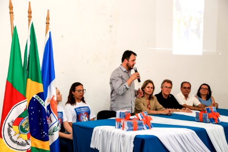 15.12.2017 - Prefeita Paula Mascarenhas e o vice Idemar Barz durante lançamento do livro "Da escola: uma proposta de paz"
