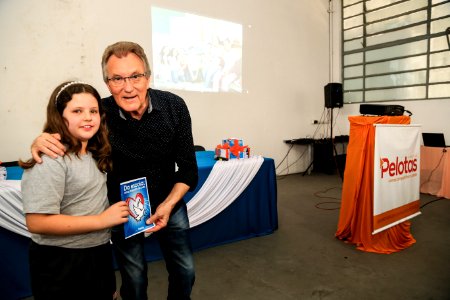 15.12.2017 - Prefeita Paula Mascarenhas e o vice Idemar Barz durante lançamento do livro "Da escola: uma proposta de paz"