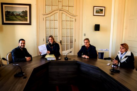 25.05.2018 - Prefeita Paula Mascarenhas e o vice Idemar Barz durante assinatura do contrato de execução de reforma e ampliação da Unidade Básica de Saúde Getúlio Vargas com a empresa Modelar Engenharia - Foto: Gustavo Vara