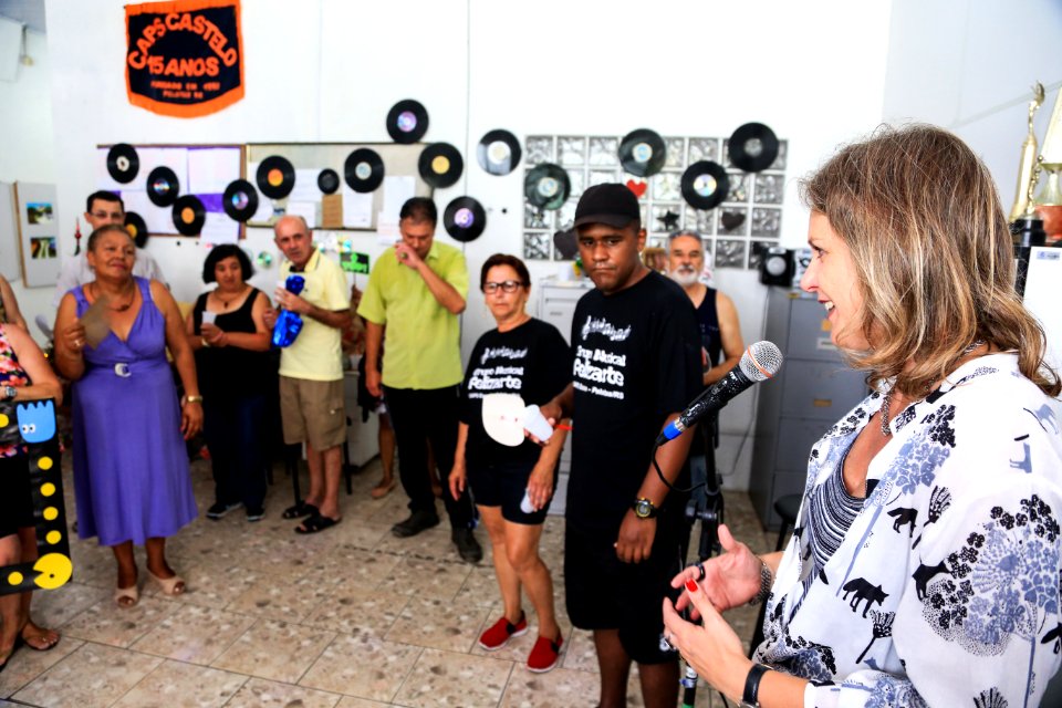 29.12.2017 - Prefeita Paula Mascarenhas durante visita à exposição comemorativa aos 25 anos do Caps Castelo