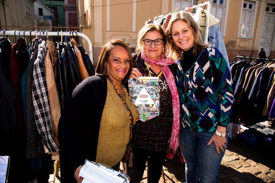 26.05.2018 - Prefeita Paula Mascarenhas cumprimenta expositores do Mercado das Pulgas pelo aniversário de quatro anos da feira - Foto: Gustavo Vara