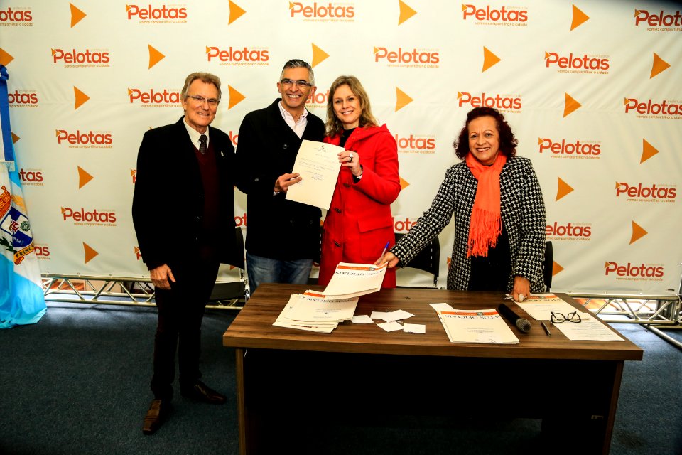 06.07.2018 - Prefeita Paula Mascarenhas e o vice Idemar Barz durante assinatura de leis “Instituição/ Cidadã(o) Emérita (o) - Foto: Gustavo Vara