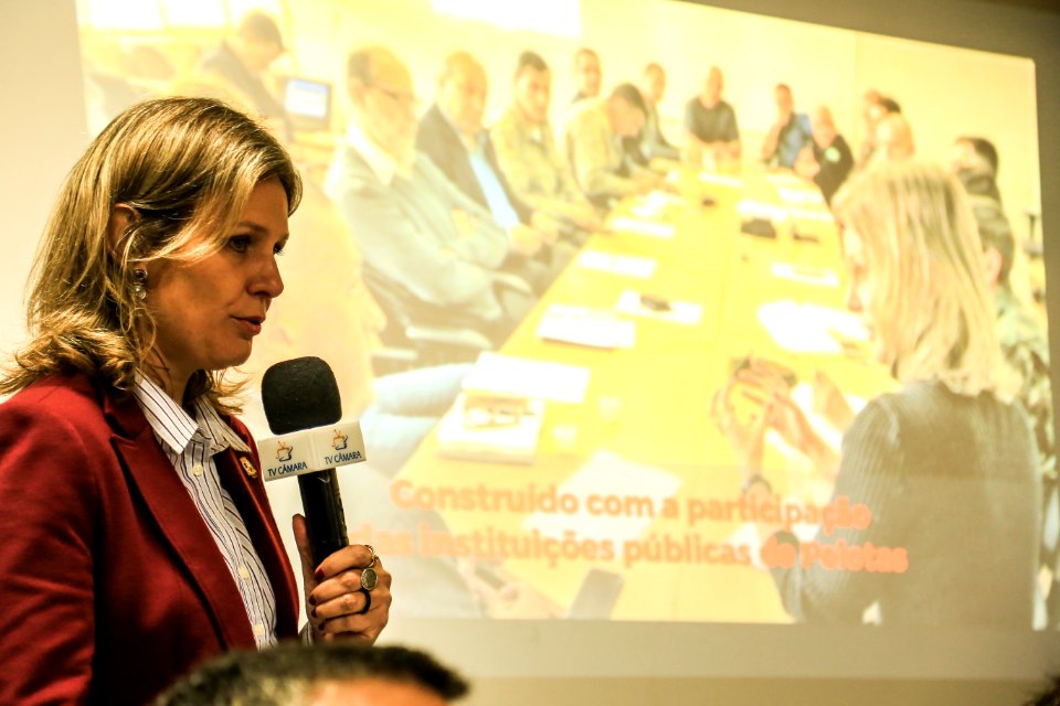 30.11.2017 - Prefeita Paula Mascarenhas na entrega e apresentação do código de convivência aos vereadores