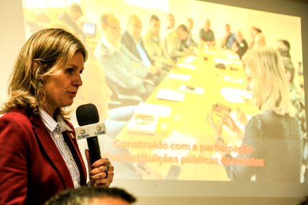 30.11.2017 - Prefeita Paula Mascarenhas na entrega e apresentação do código de convivência aos vereadores