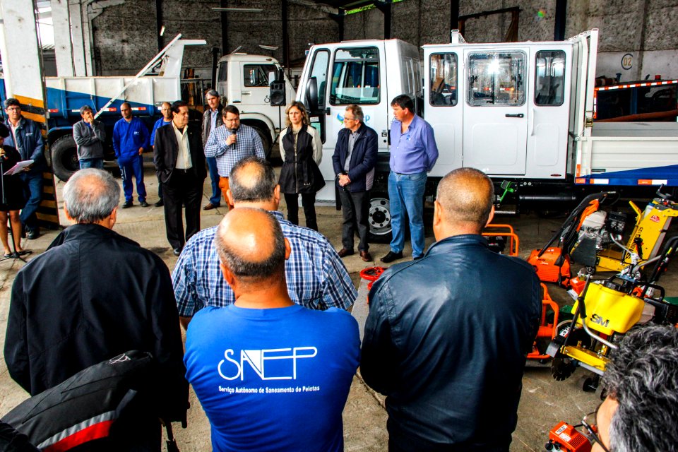 08.11.2017 - Prefeita Paula Mascarenhas e vice Idemar Barz na entrega de equipamentos de trabalho e dois caminhões do SANEP