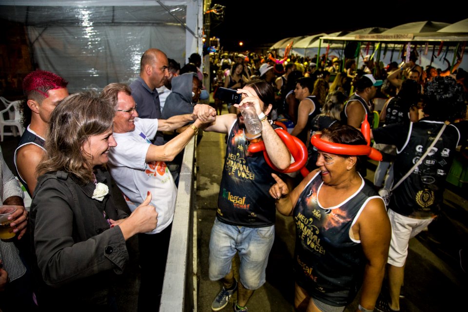 12.02.2018 - Prefeita Paula Mascarenhas e o vice Idemar Barz no segundo dia do Carnaval 2018 - Foto: Gustavo Vara
