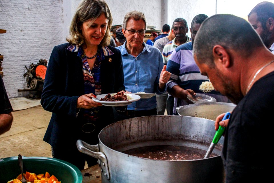 30.10.2017 - Prefeita Paula Mascarenhas e vice Idemar Barz no almoço para os servidores da SSUI em comemoração ao Dia do Servidor Público