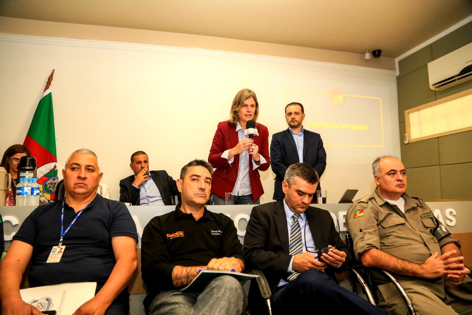 30.11.2017 - Prefeita Paula Mascarenhas na entrega e apresentação do código de convivência aos vereadores