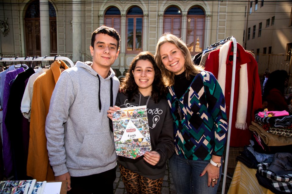 26.05.2018 - Prefeita Paula Mascarenhas cumprimenta expositores do Mercado das Pulgas pelo aniversário de quatro anos da feira - Foto: Gustavo Vara