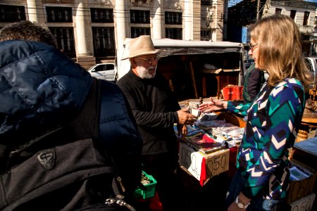 26.05.2018 - Prefeita Paula Mascarenhas cumprimenta expositores do Mercado das Pulgas pelo aniversário de quatro anos da feira - Foto: Gustavo Vara