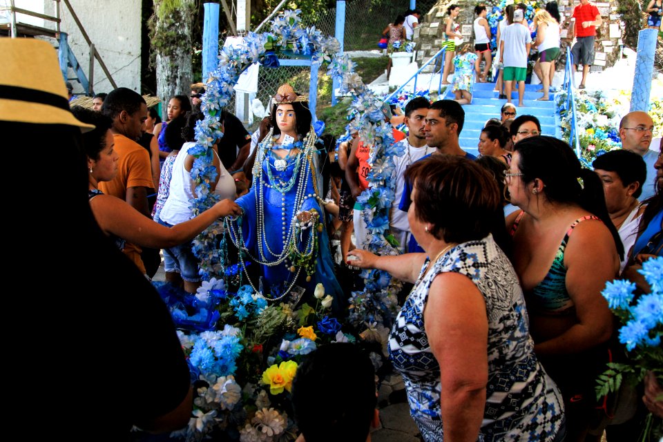 02.02.2018 - Encontro de Iemanjá e Nossa Senhora dos Navegantes nas águas da Lagoa dos Patos emociona os fiéis que comparecem em grande número no Balneário dos Prazeres - Foto: Gustavo Vara