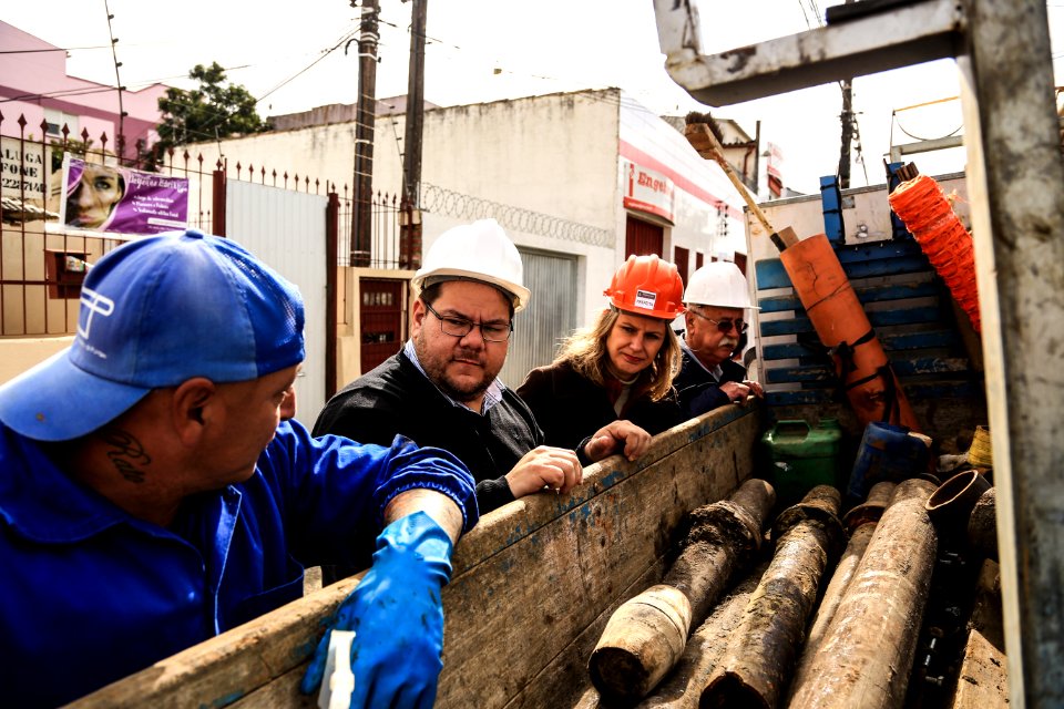 04.07.2018 - Prefeita Paula Mascarenhas e o vice Idemar Barz em visita às obras do Sanep - Foto: Gustavo Vara