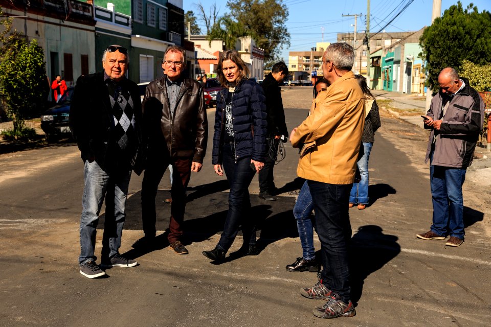 23.05.2018 - Prefeita Paula Mascarenhas e o vice Idemar Barz durante vistoria das obras nas ruas Afonso Pena, Paulo Guilayn e Santo Michelon no Fragata - Foto: Gustavo Vara