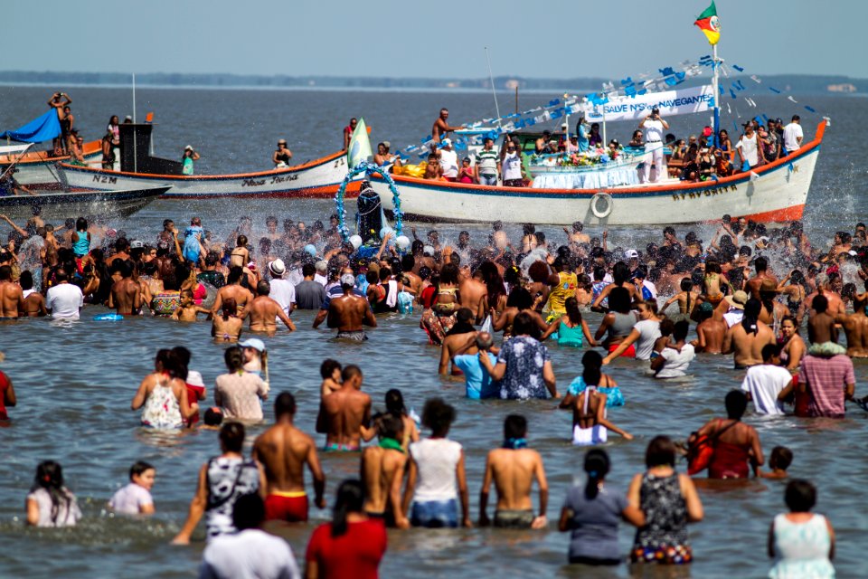 02.02.2018 - Encontro de Iemanjá e Nossa Senhora dos Navegantes nas águas da Lagoa dos Patos emociona os fiéis que comparecem em grande número no Balneário dos Prazeres - Foto: Gustavo Vara
